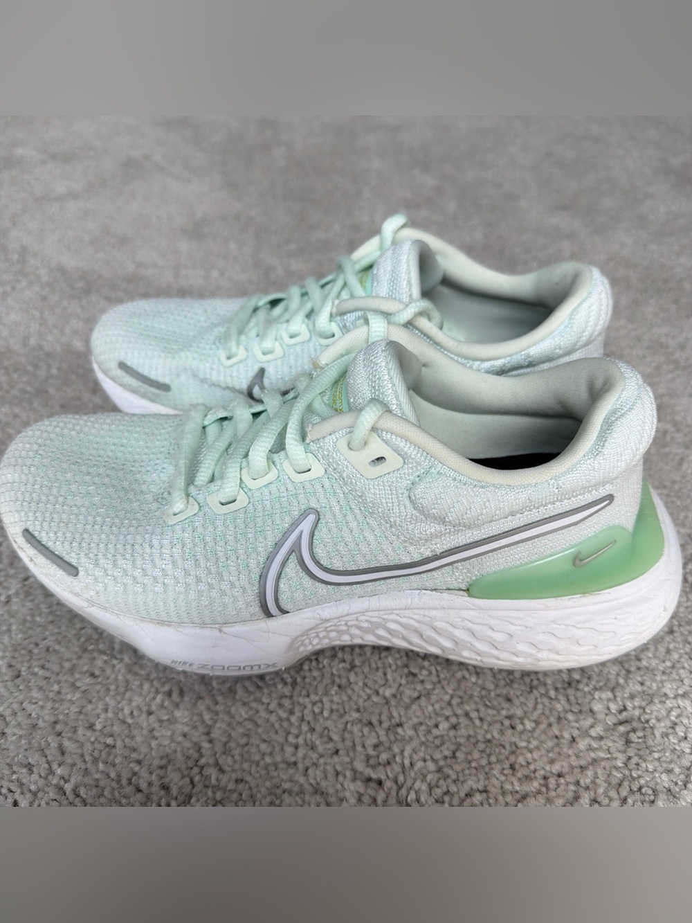 Nike Womens ZoomX Invincible Run Sneakers 5.5 Flyknit White Dynamic mint green
